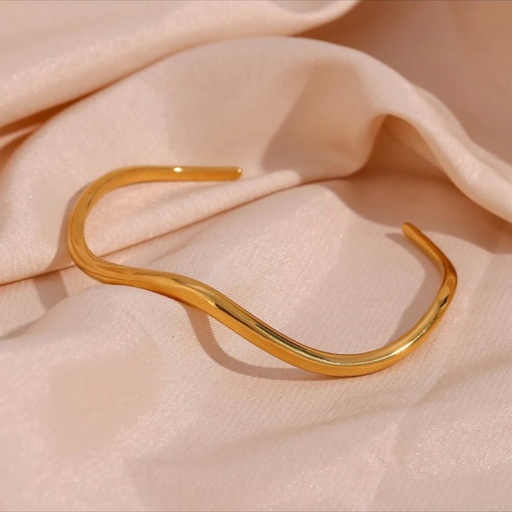 NEW 18K GOLD LUXURY CUFF BRACELET, NICE BRACELET, CUTE BRACELET. - Picture 3 of 7